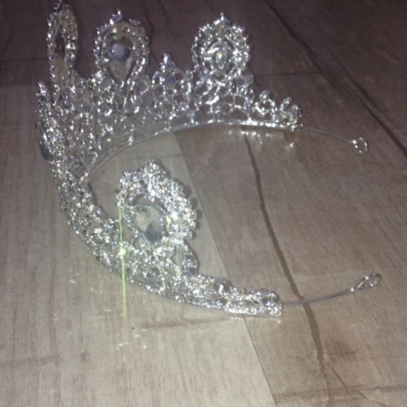 Luxury Swarovski Crown Tiara - Picture 8 of 8